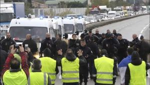 Poliziotti francesi in rivolta contro i tagli in manovra